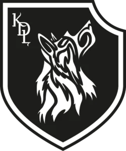 Logotype de l'association Le Klan du Loup : blason noir, loup tribal et typographie Evanescent.