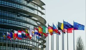 Photographie de la façade du Parlement européen.