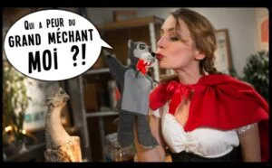 Vignette tirée de la vidéo YouTube "Le retour du Loup", représentant Sophie, l'assistante du "Professeur Feuillage" tenant dans la main une marionnette de loup et lui disant : "Qui a peur du Grand Méchant moi !?"