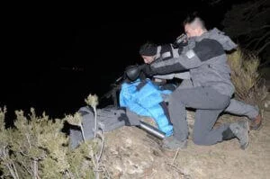 Photographie de deux membres de la Brigade Loup s'apprêtant à tuer.