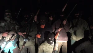 Photographie d'un groupe terroriste d'hommes armés et cagoulés.