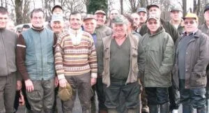 Photographie d'un groupe de chasseurs âgés.