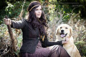 Photographie de Louise Du Toit avec un chien.