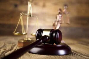 Photographie du marteau et de la balance de la Justice.
