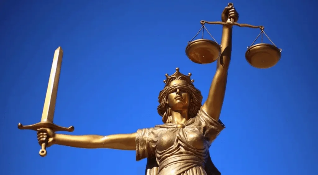Photographie d'une statue représentant la Justice, avec les yeux bandés, le glaive et la balance.