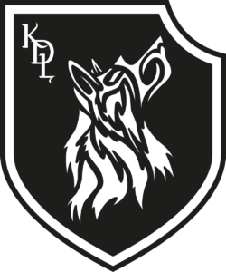 Logo de l'association Le Klan du Loup : blason noir, loup tribal et typographie Evanescent.
