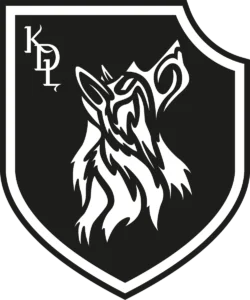 Logo de l'association Le Klan du Loup : blason noir, loup tribal et typographie Evanescent.