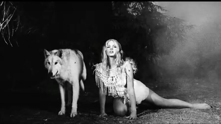 Femme et loup en forêt, ambiance mystérieuse.