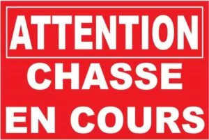 Illustration représentant un panneau rouge avec écrit : "ATTENTION - chasse en cours".