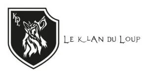 Logotype (fond noir) de l'association Le Klan du Loup, avec le texte "Le Klan du Loup".